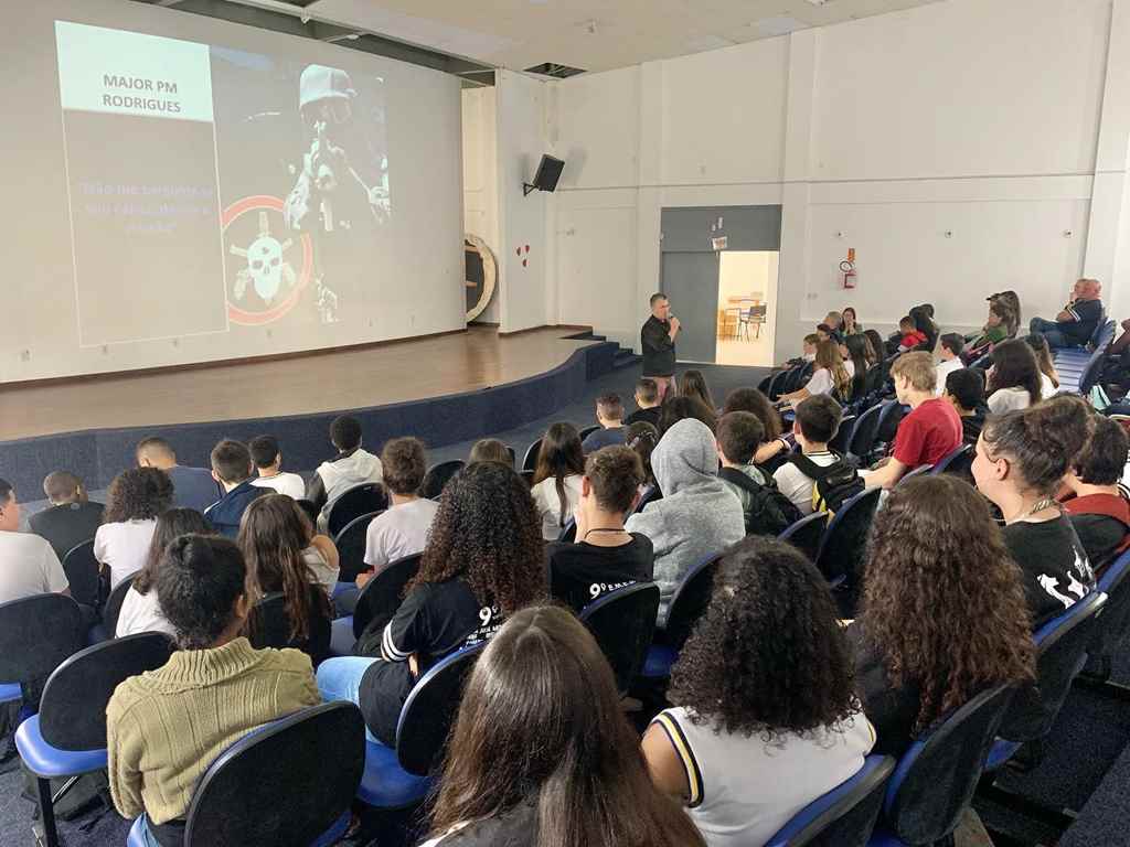 Estudantes recebem orientações sobre prevenção ao uso de drogas