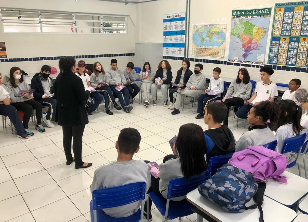 Alunos recebem orientações e cartilhas da campanha Agosto Lilás