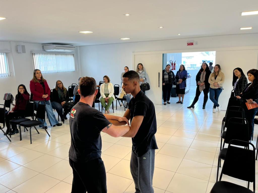 Assistência Social realiza palestra e aula de defesa pessoal para mulheres na programação do Agosto Lilás