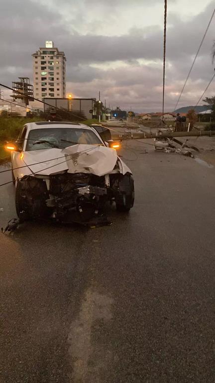 Carro foi encontrado destruído e abandonado em Porto Belo – Foto: Polícia Militar/Reprodução/ND