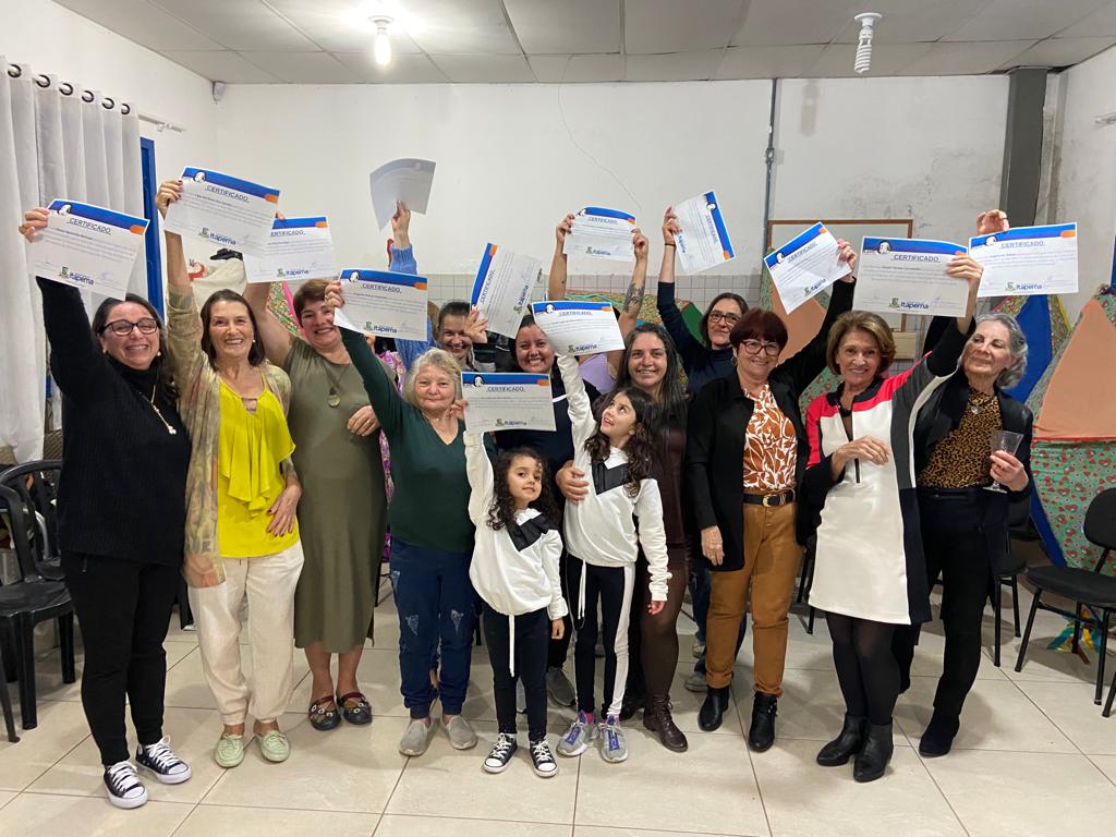 Alunos do projeto de cerâmica recebem certificado