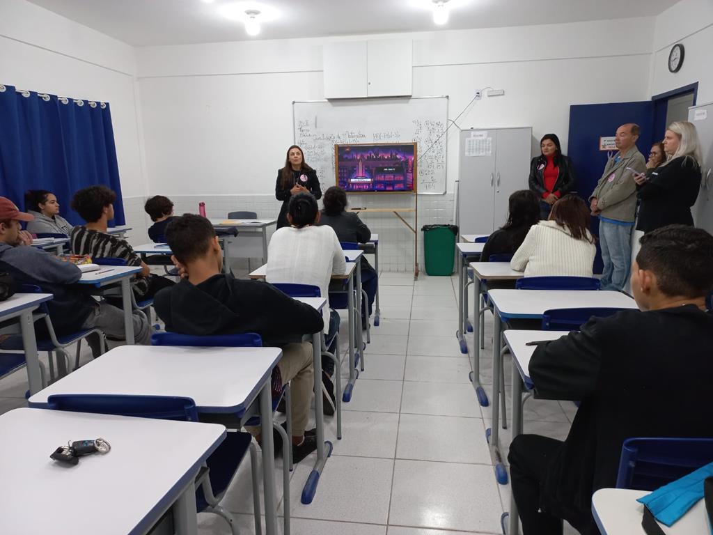 PORTO BELO - Alunos do EJA participam de conversa sobre Violência Doméstica