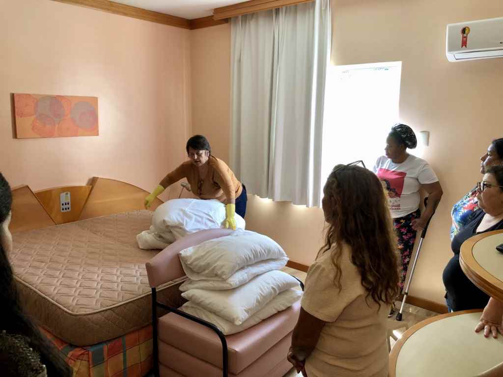 Alunas do workshop de camareira participam de aula prática