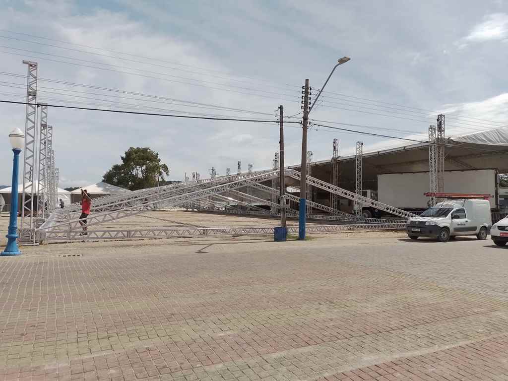 PORTO BELO - Porto Belo inicia montagem de estrutura para o Festival do Camarão