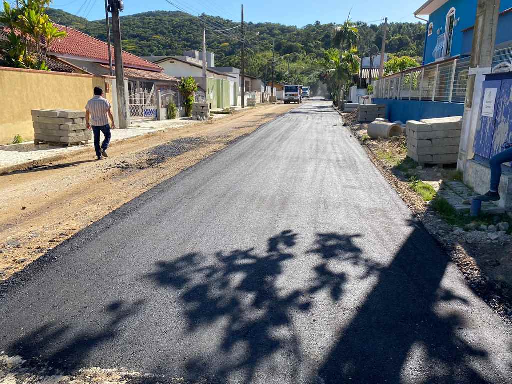 PORTO BELO - Rua Cândido Samagaia é asfaltada no Centro de Porto Belo
