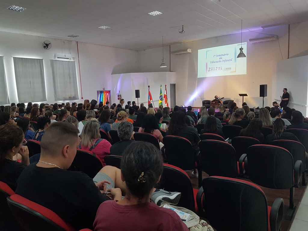 PORTO BELO - Primeiro seminário de Educação Infantil reuniu professores e auxiliares da Rede Municipal de Ensino de Porto Belo