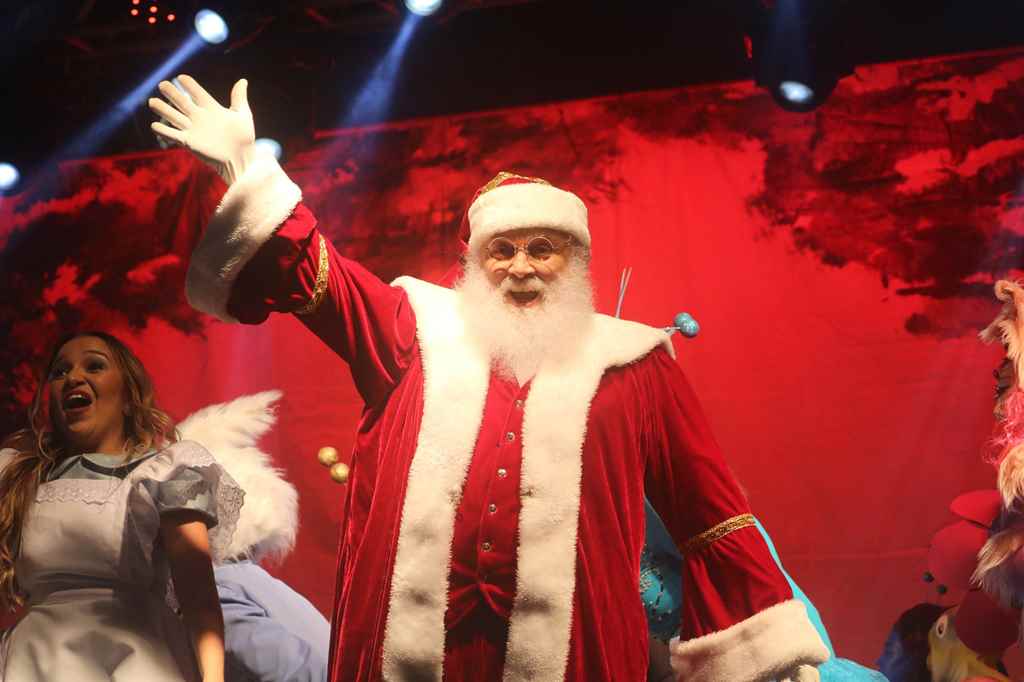 Chegada do Papai Noel lota Praça da Paz com espetáculo da Alice no País das Maravilhas