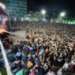 Chegada do Papai Noel lota Praça da Paz com espetáculo da Alice no País das Maravilhas