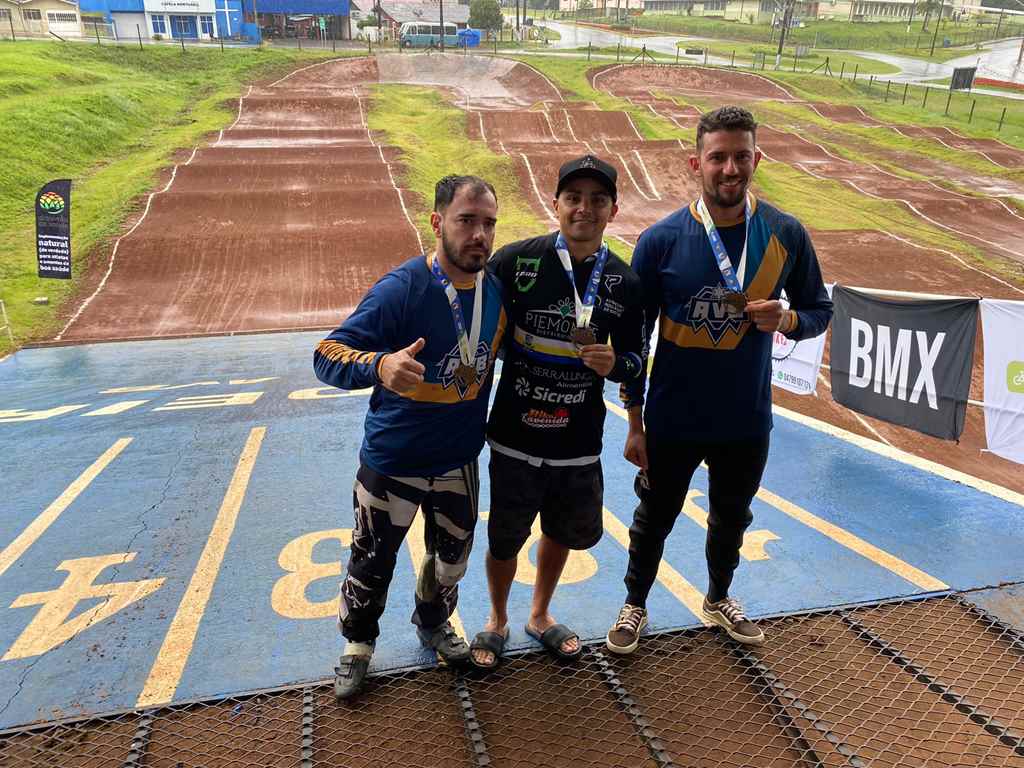 Equipe conquista pódios na última etapa do campeonato catarinense de BMX