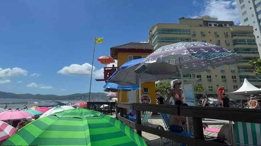 Praia de Itapema fica ‘loteada’ por tendas e guarda-sóis e banhistas ocupam deque – Foto: Itapema Mil Grau/Reprodução/Internet/ND