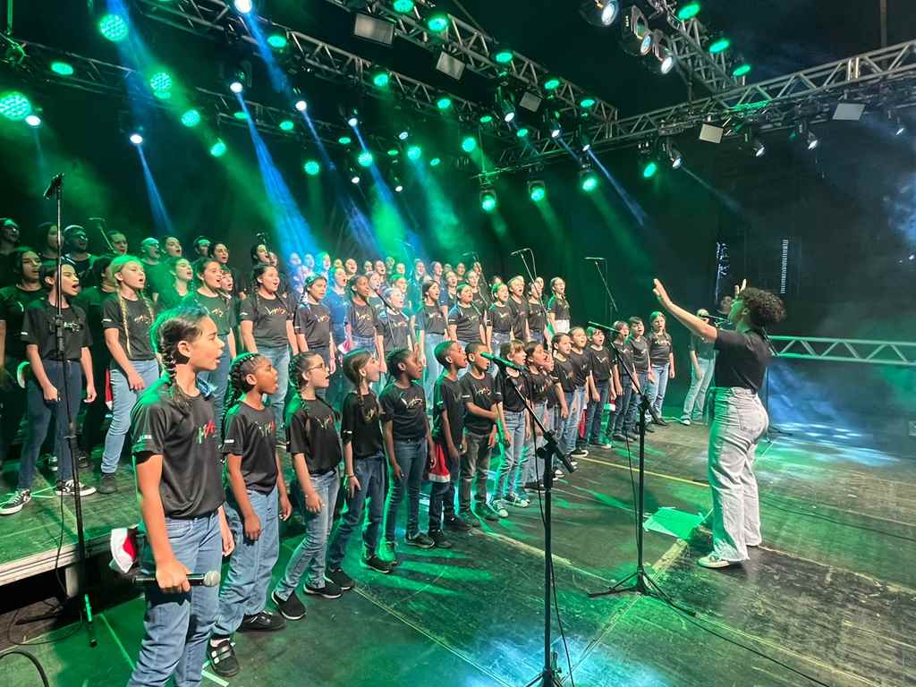 Sábado (17/12) foi com show especial do Coral Vivaz na Praça da Paz