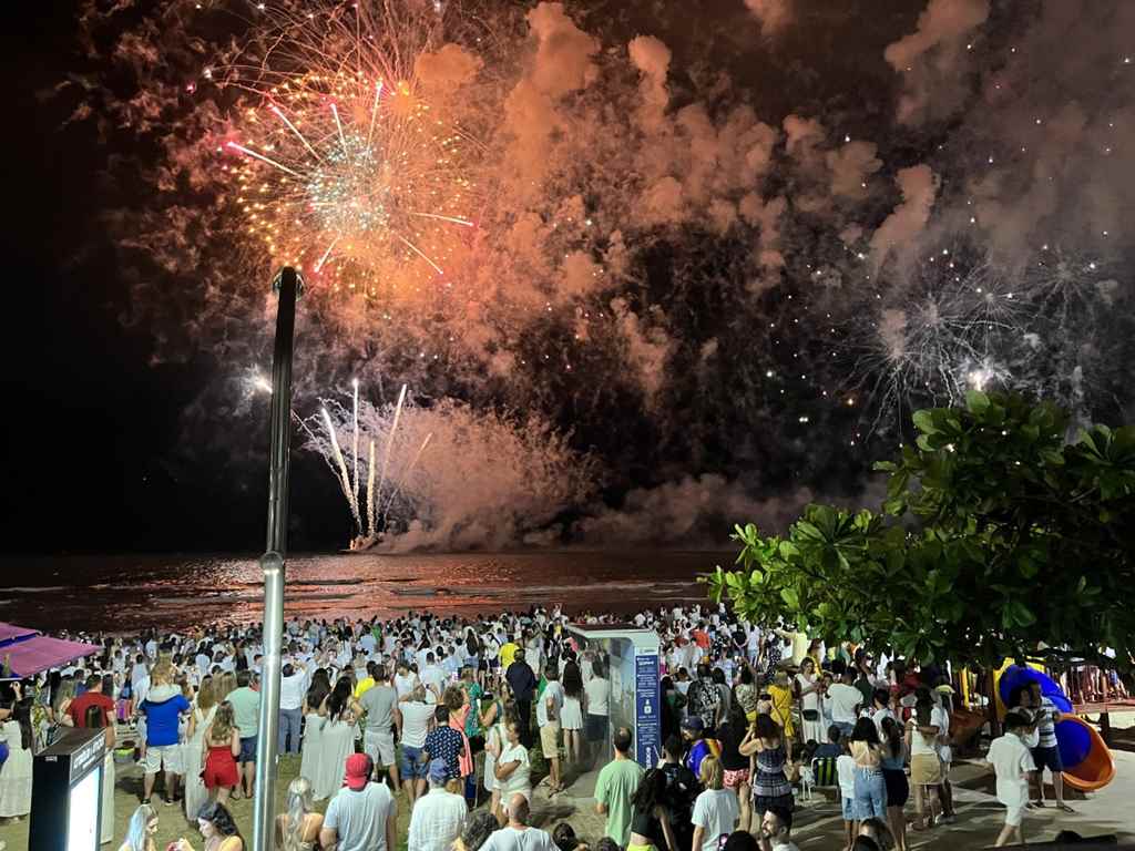 Show de fogos marca chegada de 2023 em Itapema