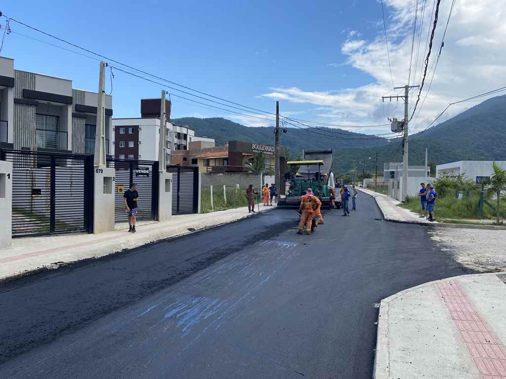 PORTO BELO - Rua dos Samagaias recebe asfalto em Porto Belo