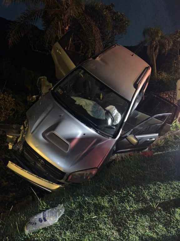 Motorista argentino se perde na curva e tomba carro em Bombinhas – Foto: Polícia Militar/Divulgação/ND