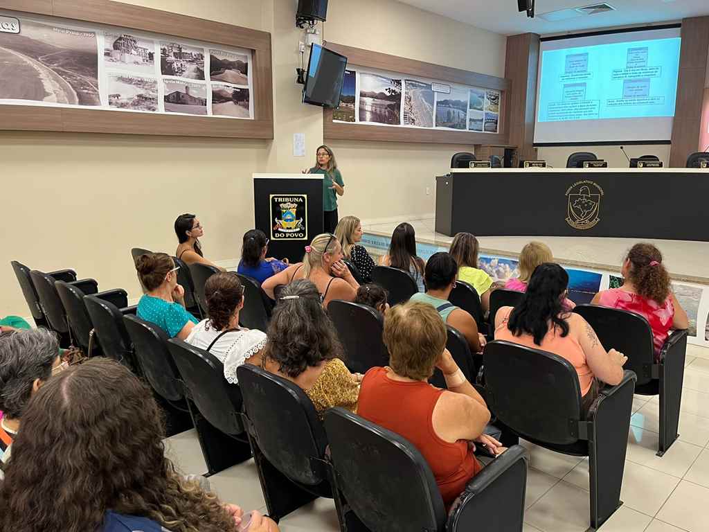 Merendeiras da Rede Municipal de Educação participam de formação