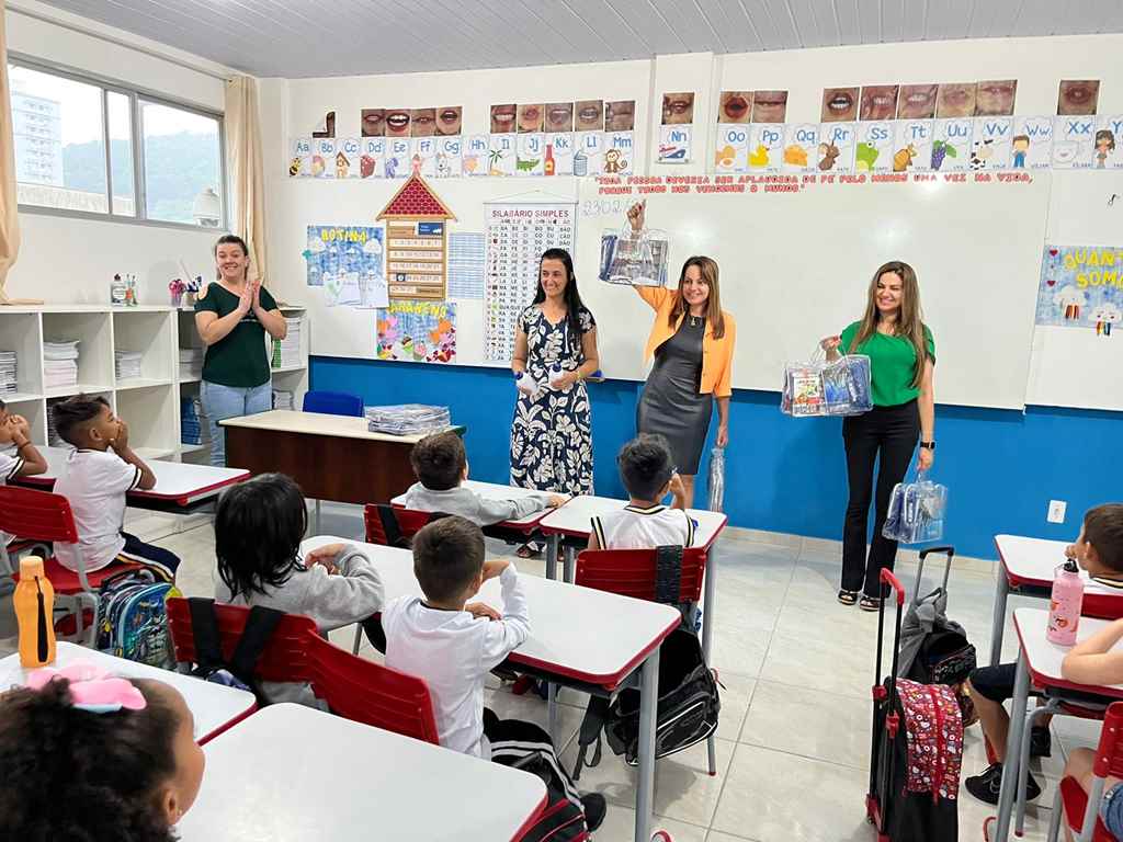 Educação inicia entrega dos kits de material escolar na Rede Municipal de Ensino