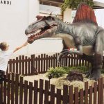 Réplicas de dinossauros remontam período jurássico em exposição interativa no Porto Belo Outlet Premium