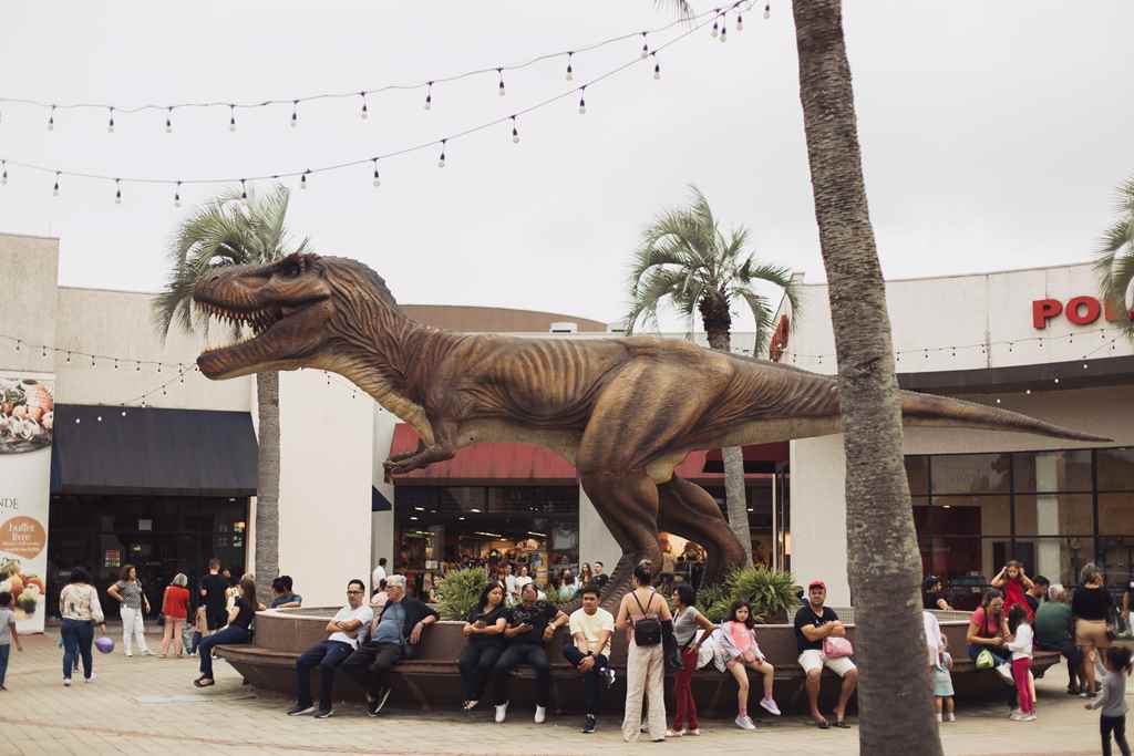 Réplicas de dinossauros remontam período jurássico em exposição interativa no Porto Belo Outlet Premium
