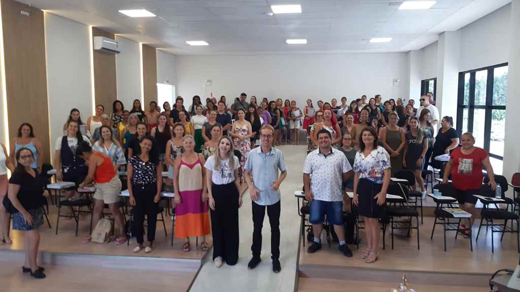PORTO BELO - Palestras apresentam vivências de pessoas com deficiências aos professores de inclusão e auxiliares de sala em Porto Belo