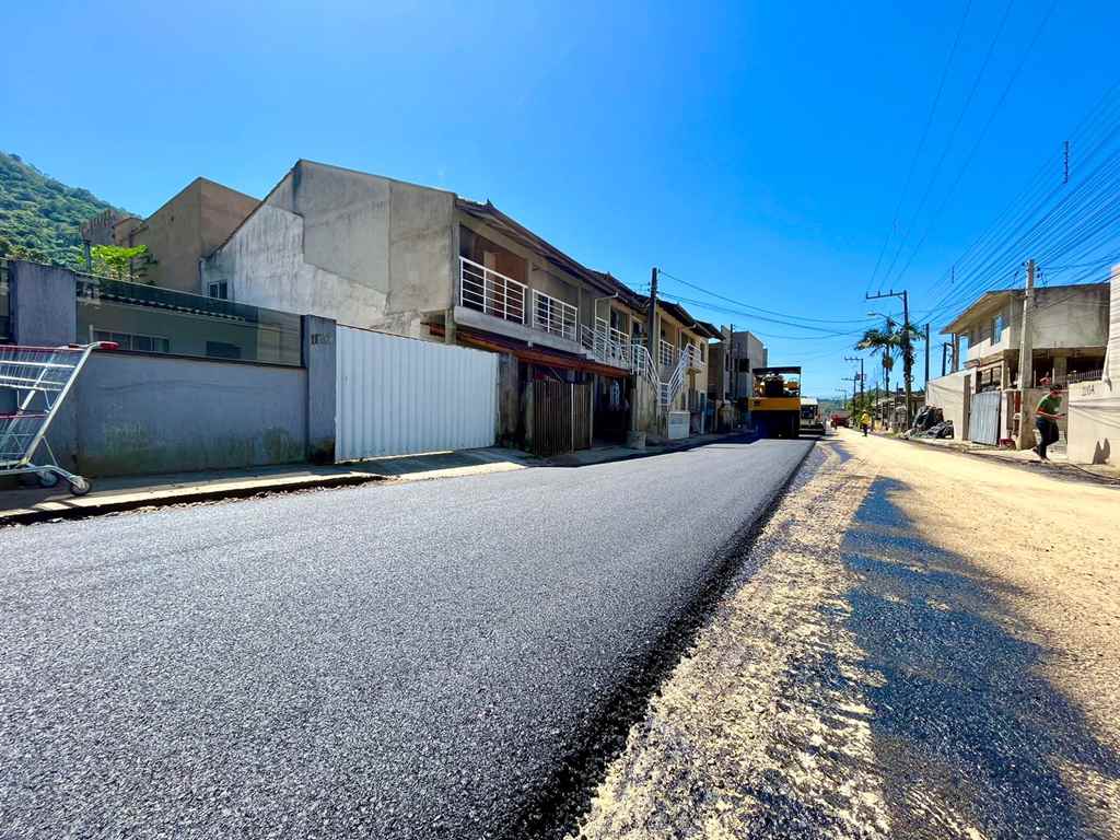 Ruas do Bairro Alto São Bento recebem pavimentação asfáltica