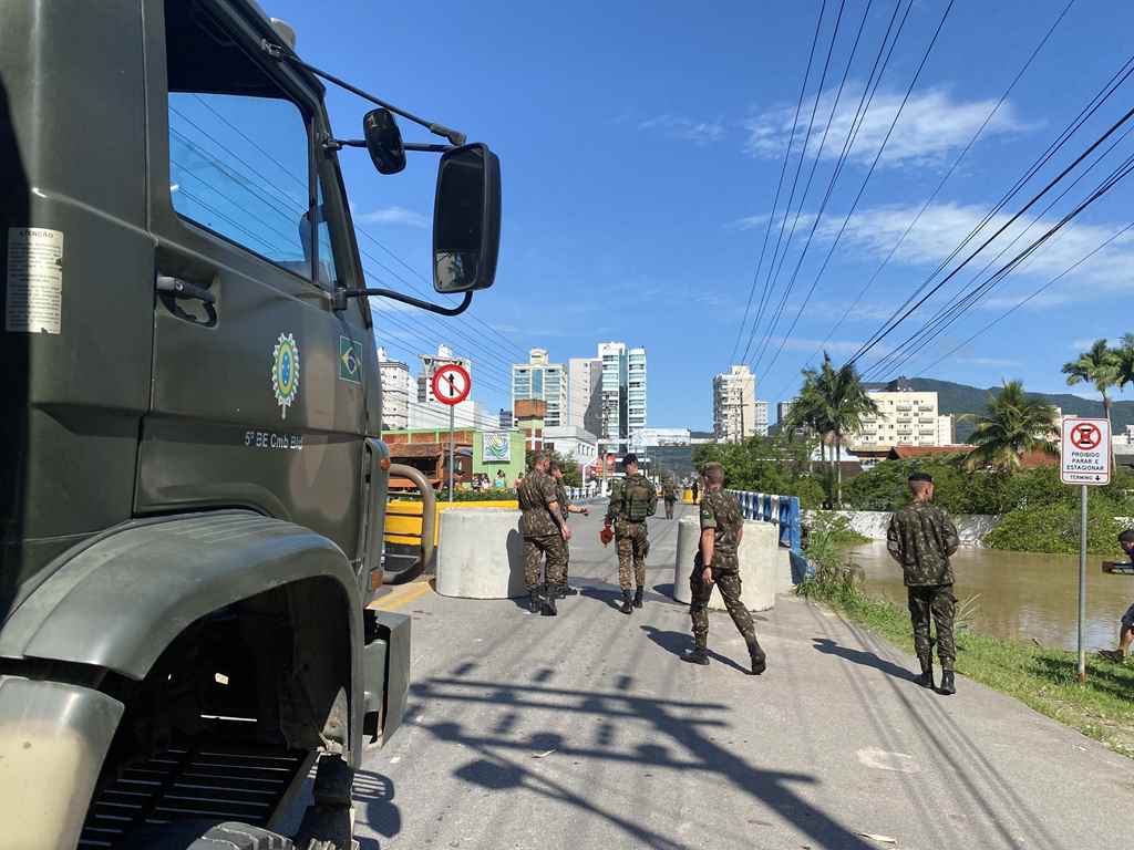 PORTO BELO - Exército avalia possibilidades para ponte emergencial sobre o Rio Perequê