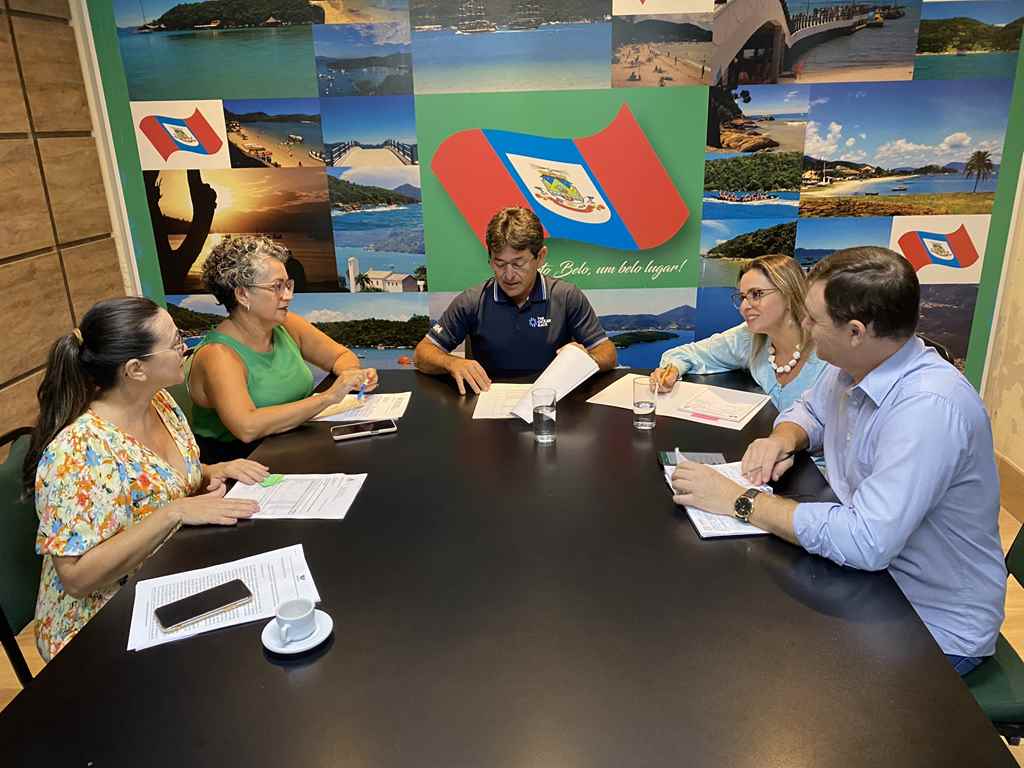 PORTO BELO - Porto Belo recebe proposta para estudo do Plano de Carreira dos Servidores Municipais