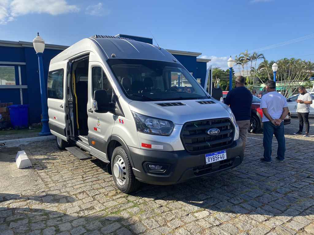 PORTO BELO - Secretaria de Educação de Porto Belo recebe novo veículo para transporte de alunos