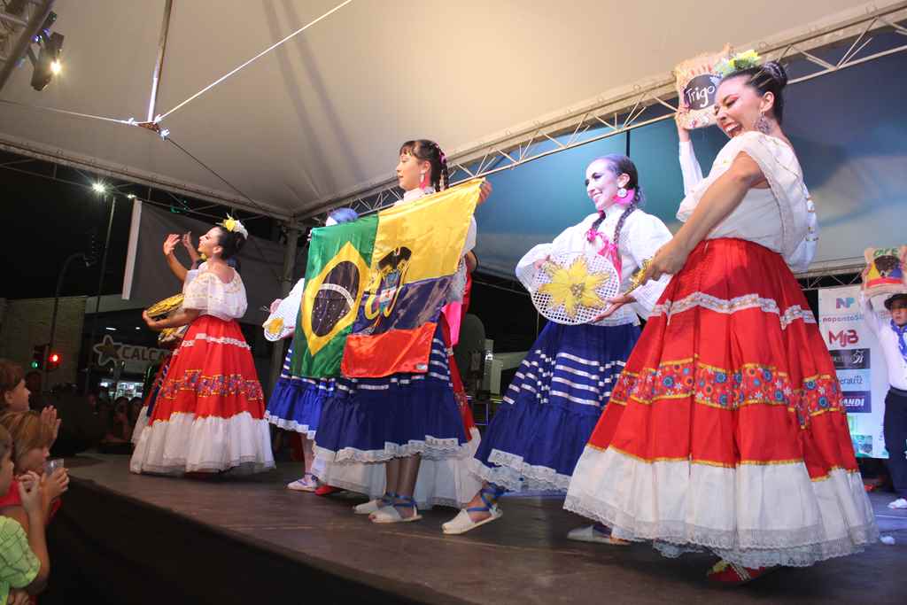 Desfile e apresentações marcam o início do 6º Encontro Internacional de Etnias em Itapema