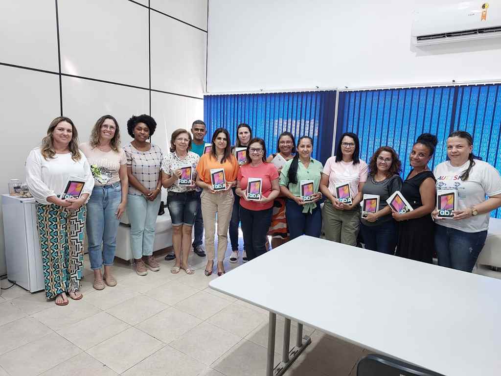 Educação entrega tablets para professores do AEE