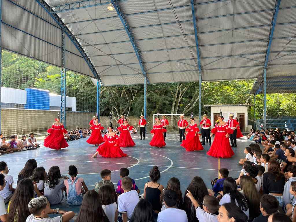 Escolas recebem visita dos participantes do 6º Encontro Internacional de Etnias