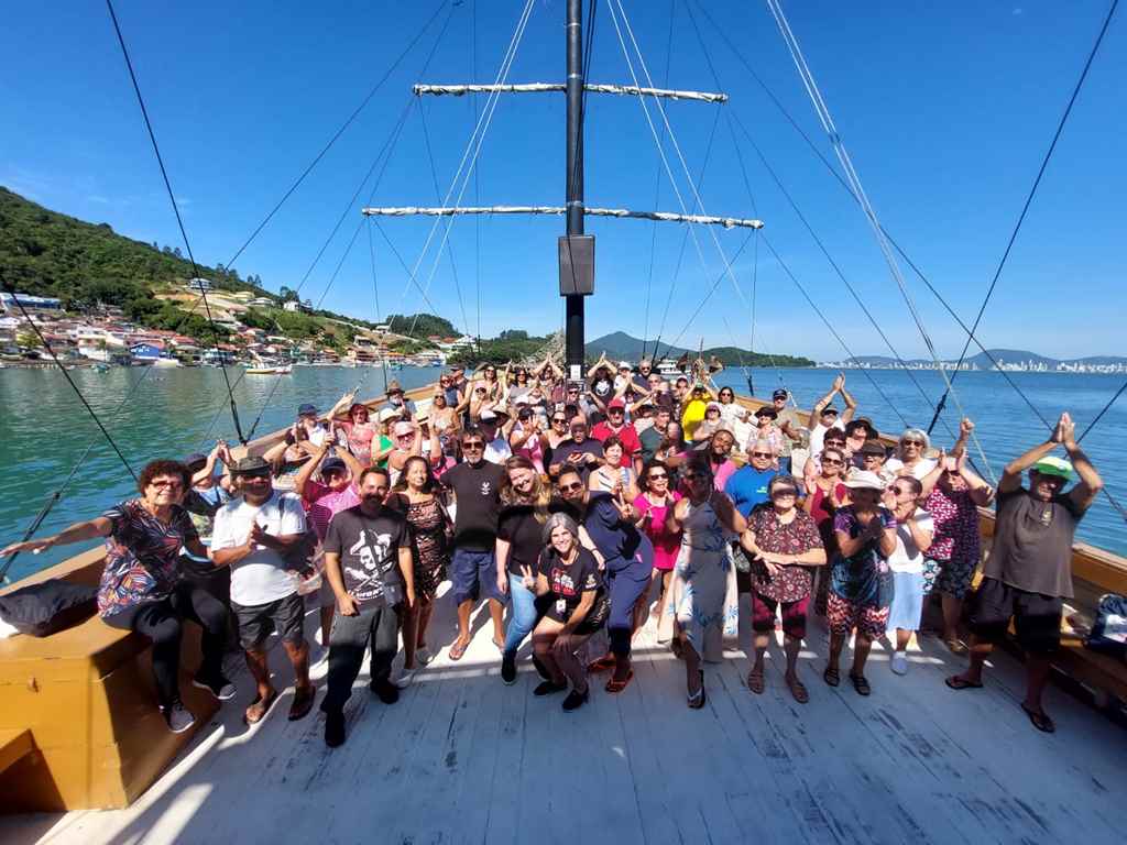 PORTO BELO - Passeio de barco anima idosos acompanhados pela Assistência Social em Porto Belo