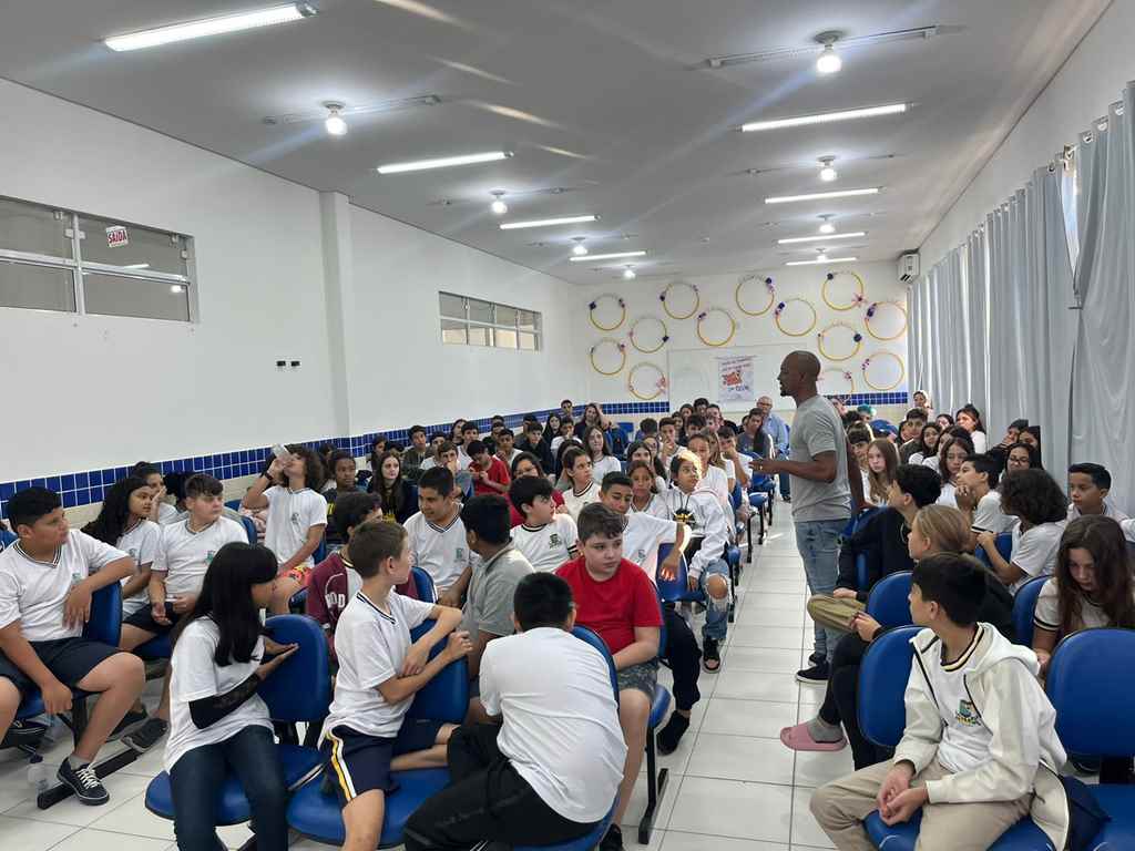 Escola Luiz Francisco Vieira recebe o projeto Troca de Ideias sobre prevenção das drogas e superação de dificuldades