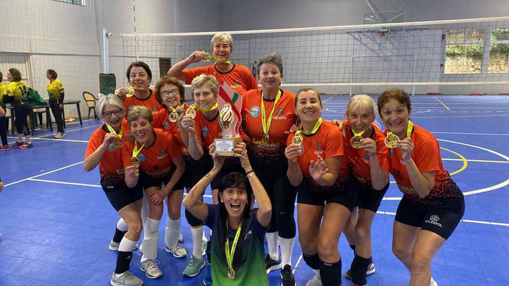 Equipe feminina de voleibol adaptado de Itapema conquista ouro no Jasti