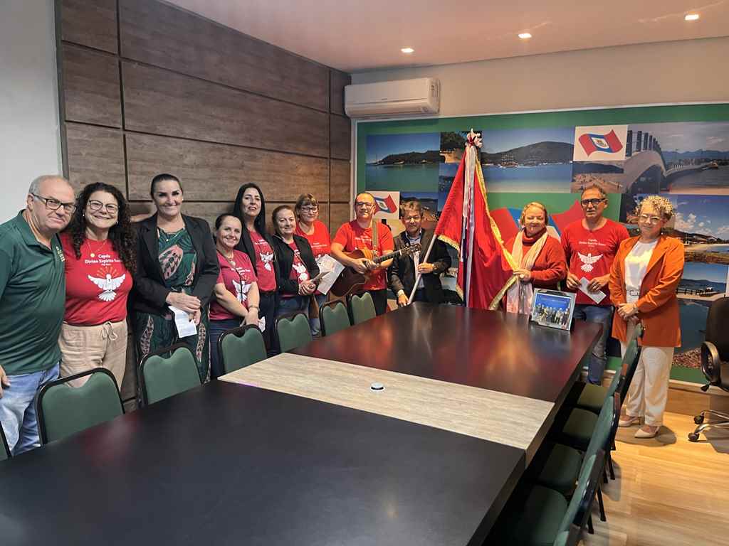 PORTO BELO - Bandeira do Divino visita Centro Administrativo em Porto Belo