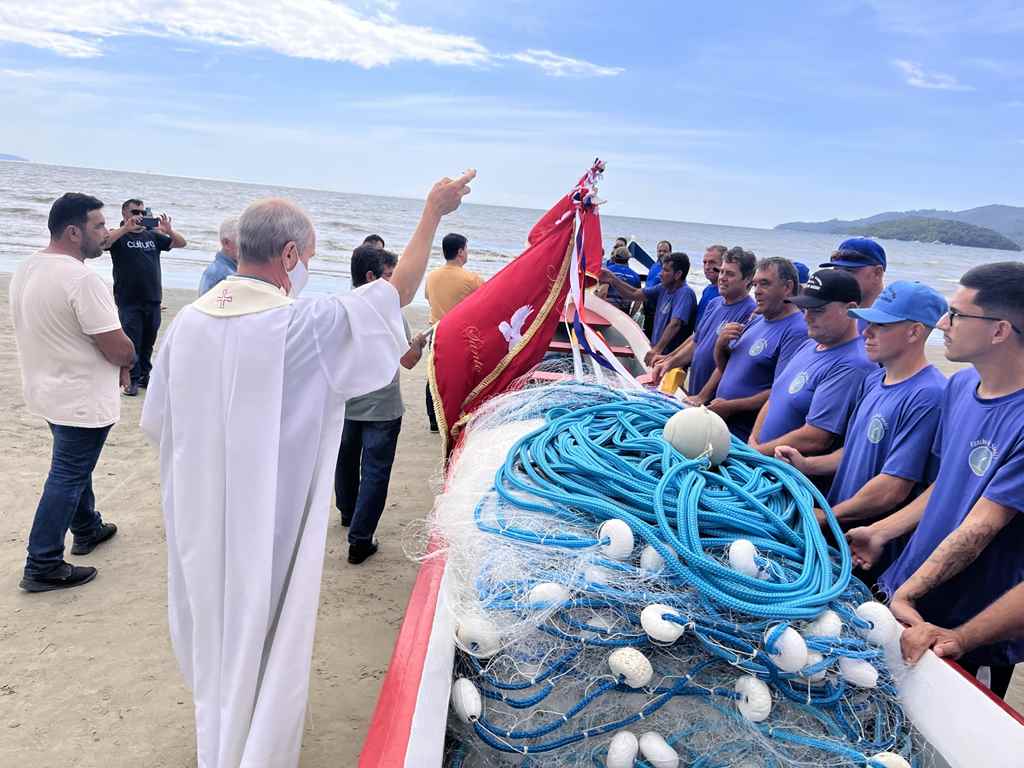 PORTO BELO - Missa pela Pesca da Tainha reúne fiéis na Praia do Perequê