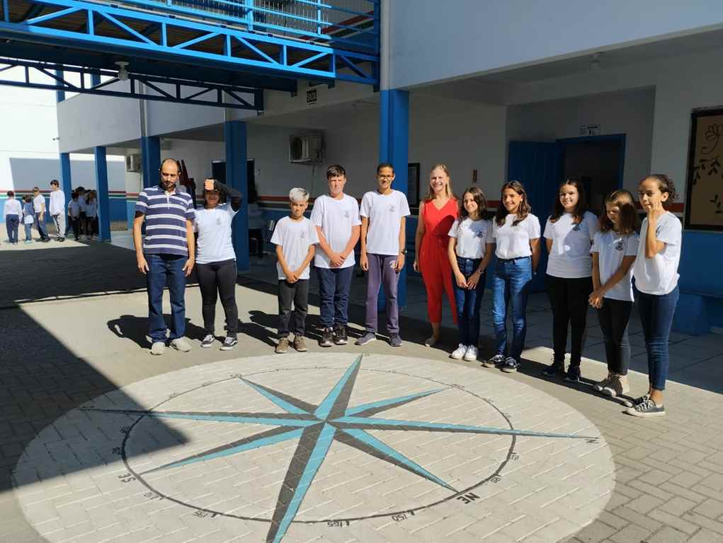 Escola de Porto Belo utiliza Rosa dos Ventos de uma forma diferente para ilustrar aulas de geografia