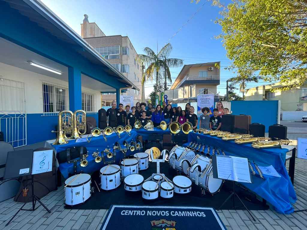 Secretaria de Educação entrega instrumentos para fanfarras e bandas musicais