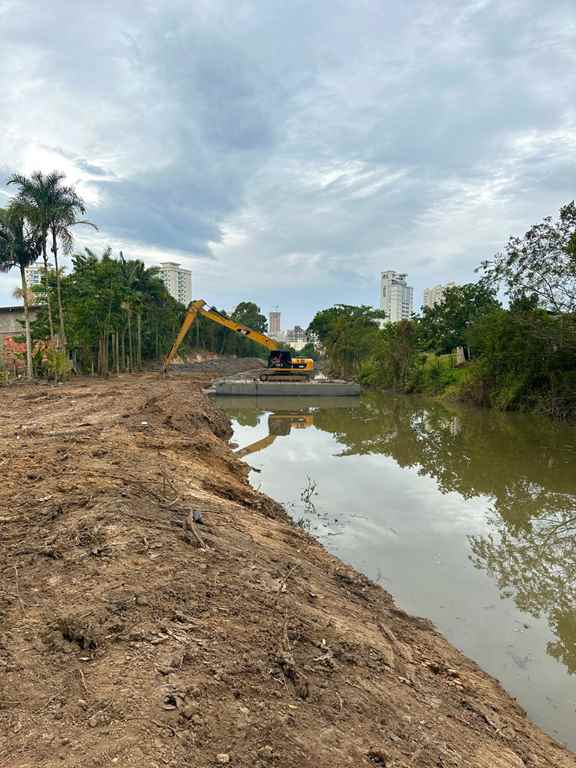 Secretaria de Obras e Transportes segue com a limpeza e desassoreamento dos principais rios