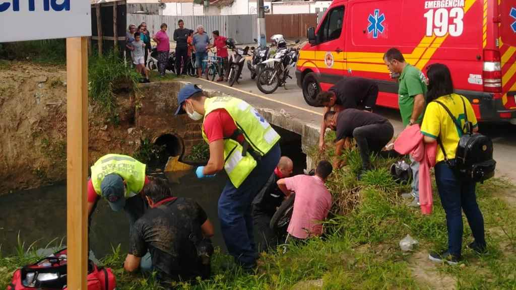 Após bater em um carro motociclista cai dentro de um córrego em Itapema – Foto: Divulgação/ND