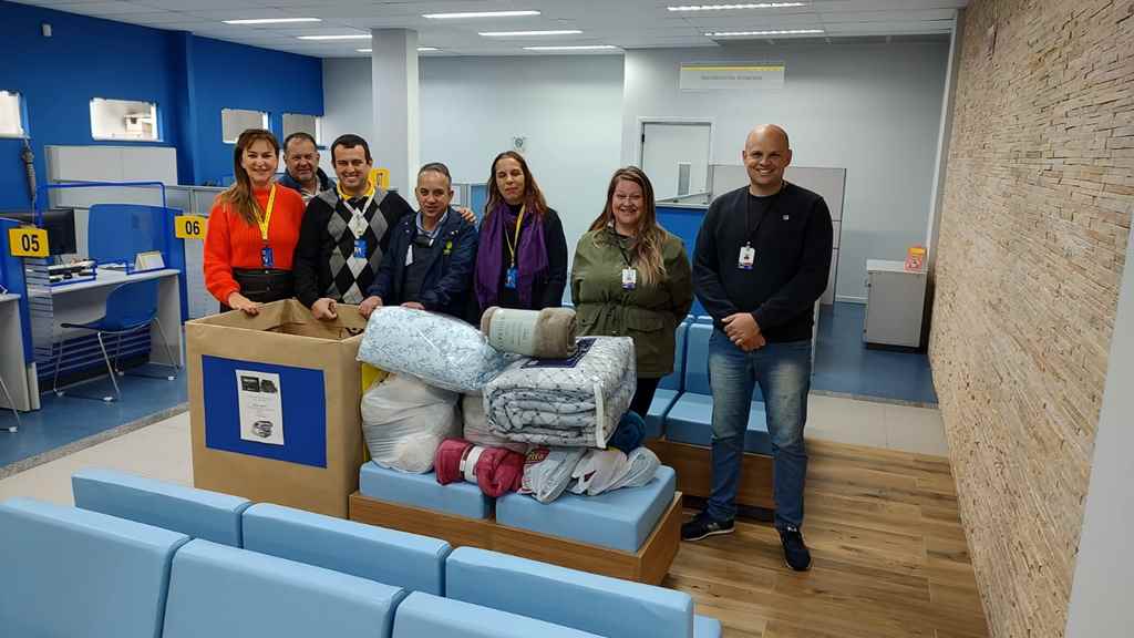 PORTO BELO - Assistência Social de Porto Belo recebe doações de cobertores da agência do Banco do Brasil da cidade