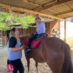 Equoterapia auxilia no desenvolvimento de crianças e adolescentes com necessidades especiais em Itapema