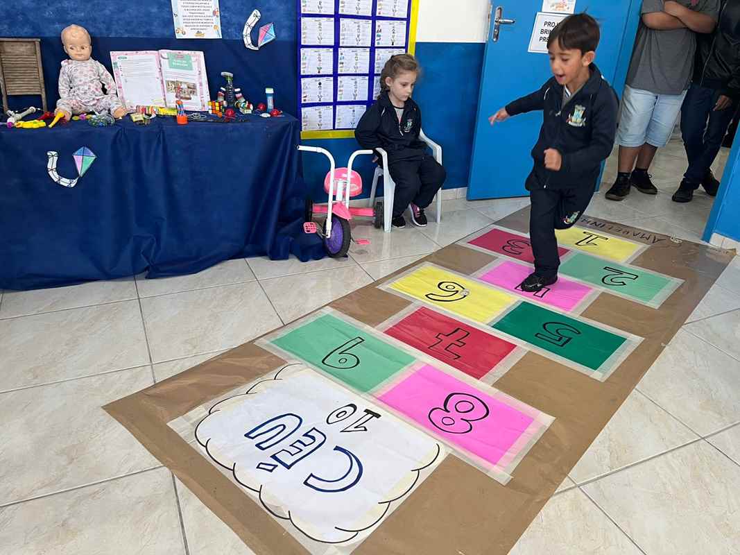 Escolas e CMEIs realizam feiras do conhecimento