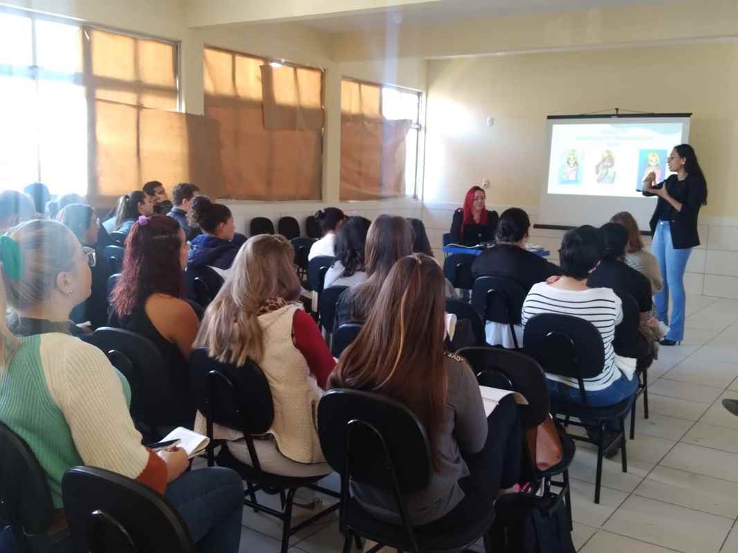 PORTO BELO - Professores de inclusão participam de formação sobre a Língua Brasileira de Sinais