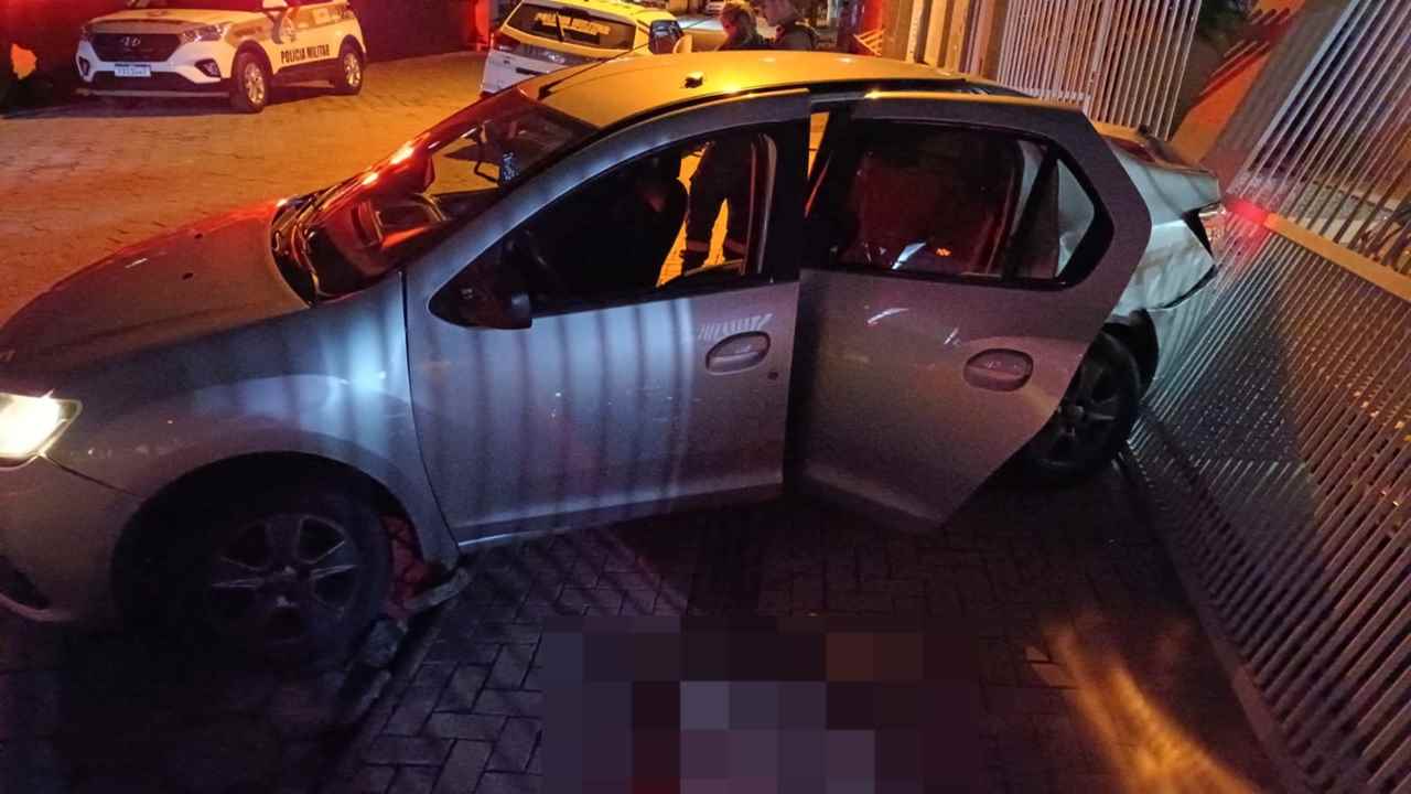 Motorista de aplicativo passa mal e morre após colidir com muro de casa em Porto Belo – Foto: PMSC/Divulgação/ND