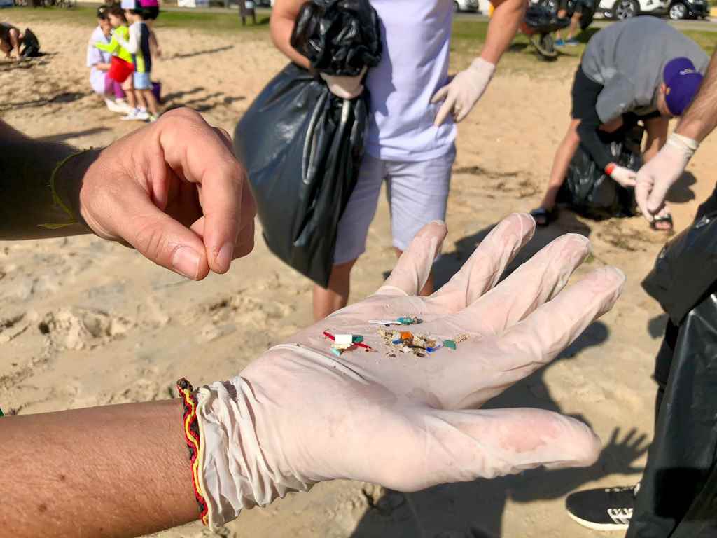 FAACI realiza mutirão de limpeza de praia na Orla do Centro