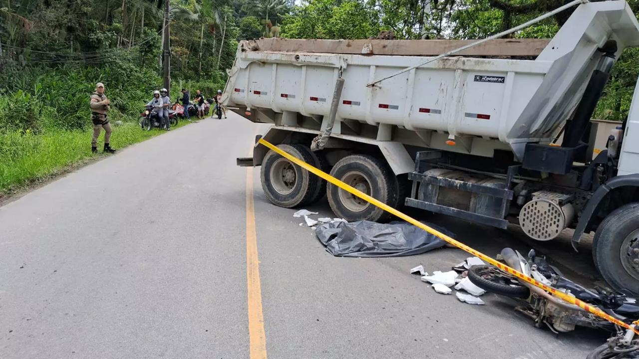 Acidente entre moto e caminhão em Itapema teve vítima fatal. – Foto: Divulgação/Polícia Militar de Santa Catarina