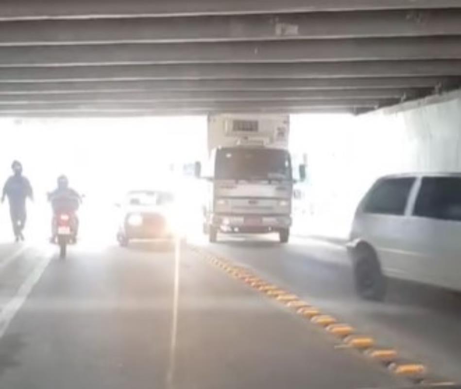 Mais uma vez, um caminhão ficou preso no túnel dos bombeiros, em Itapema. – Foto: Reprodução/Instagram