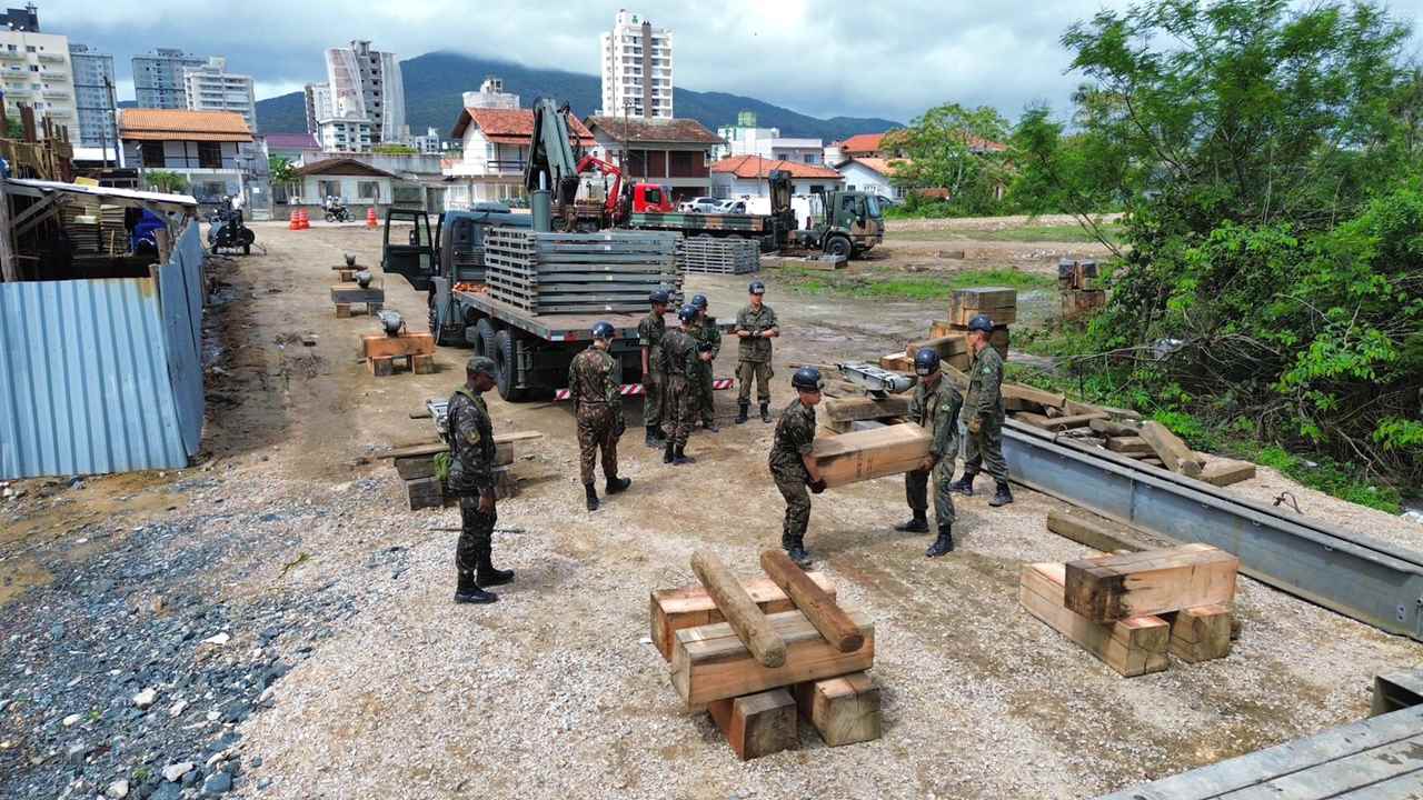 Inicia instalação da ponte do Exército para ligar Itapema e Porto Belo