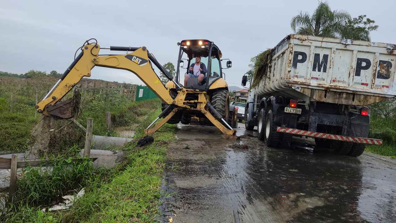 PORTO BELO - Porto Belo reforça limpeza de vias públicas e realiza desobstrução de valas para prevenir alagamentos