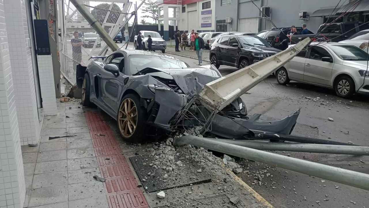 Veículo de luxo ficou danificado – Foto: Polícia Militar/Divulgação/ND